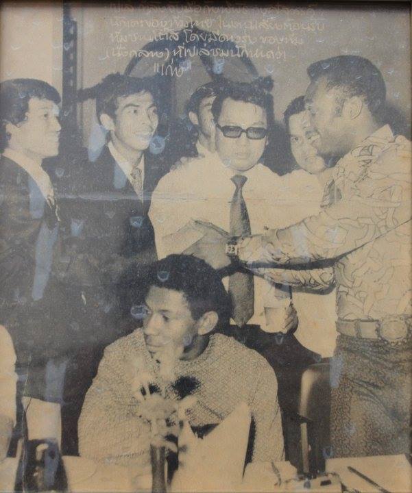 1972 - Bangkok XI vs Santos Brasil. Mr PEN Phath met Pelé.