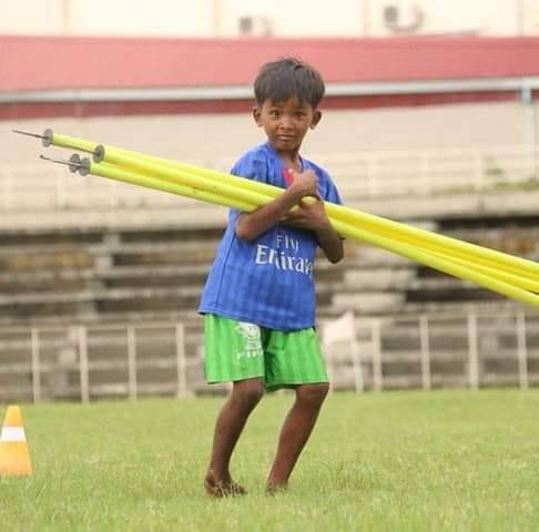 ផ្លយ កាល​នៅជាក្មេងរើសបាល់ និង​រៀបឥវ៉ាន់នៅស្ដាតចាស់